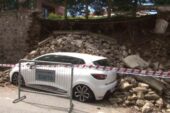 Üsküdar’da site duvarı çöktü, 2 otomobil altında kaldı