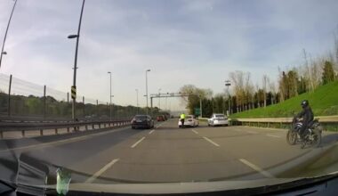 Üsküdar’da yolda kalan araç sürücüsünün imdadına trafik polisi yetişti