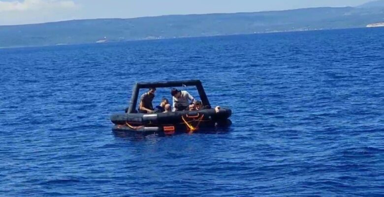 Balıkesir açıklarında Yunanistan unsurları tarafından geri itilen 7’si çocuk, 21 düzensiz göçmen kurtarıldı
