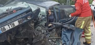 Balıkesir’de trafik kazası: Tırın dorsesi otomobili biçti
