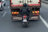 Başakşehir’de otoyolda motosikletle tehlikeli yolculuk kamerada