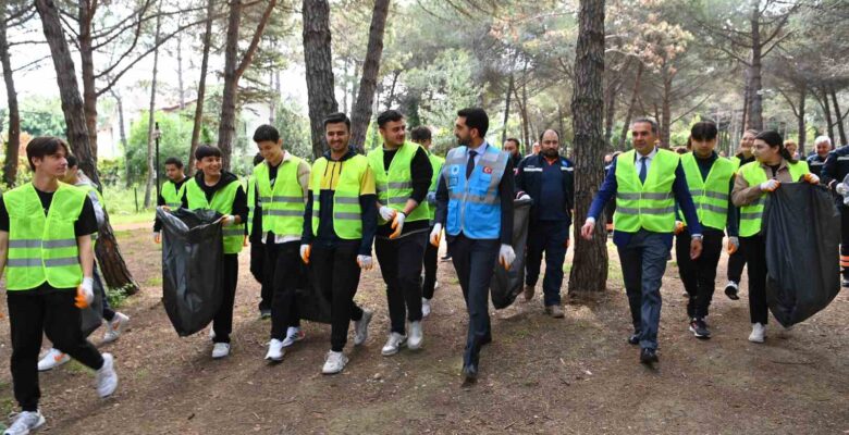 Başkan Bingöl, gençlerle orman temizliği yaptı