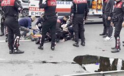 E-5 karayolunda motosikletli polis ile ticari taksi çarpıştı: 2 polis yaralandı