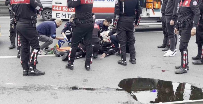 E-5 karayolunda motosikletli polis ile ticari taksi çarpıştı: 2 polis yaralandı