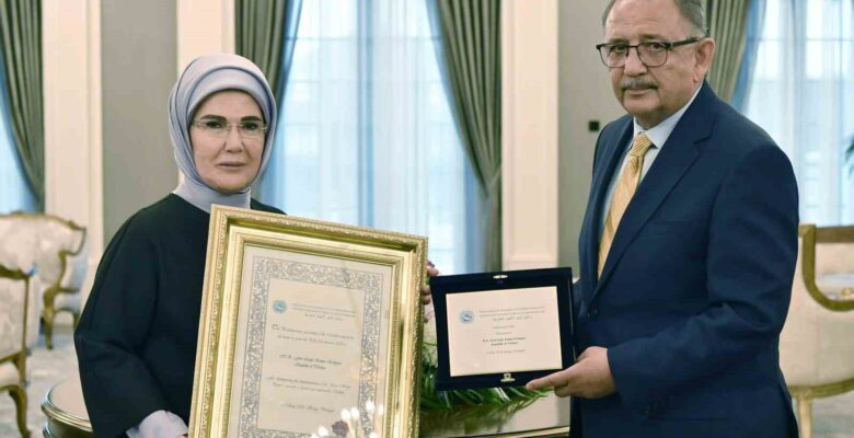 Emine Erdoğan, “Sıfır Atık” projesine verilen AKDENİZ-PA ödülünü teslim aldı