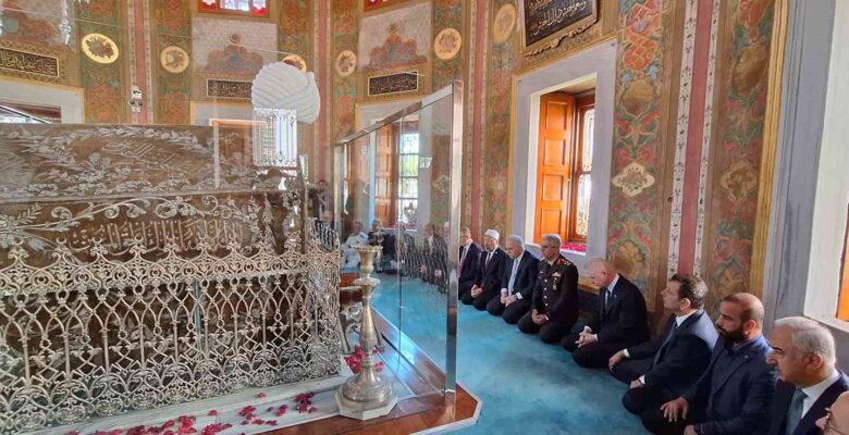Fatih Sultan Mehmed Han kabri başında dualarla anıldı