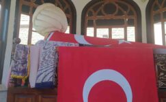 Fatih’in komutanlarından Zağnos Paşa’nın türbesi bayraklarla donatıldı
