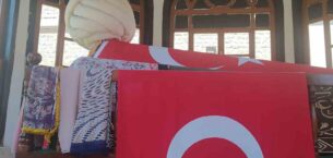 Fatih’in komutanlarından Zağnos Paşa’nın türbesi bayraklarla donatıldı