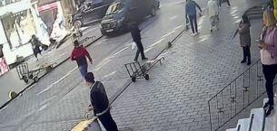 Fatih’te faciadan dönülen kaza kamerada: Kaldırıma çıkan minibüs direği devirip, vitrine çarptı