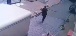 Fatih’te kadın kamyonetin altında metrelerce sürüklendi: Feci kaza kameraya yansıdı