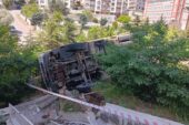 Freni arızalanan belediye kamyonu apartmanın bahçesine devrildi