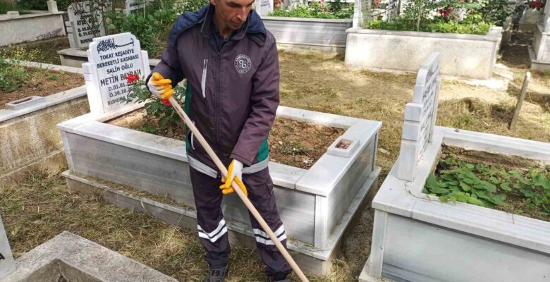 İBB’nin ihmal ettiği mezarlıklar için Arnavutköy Belediyesi harekete geçti