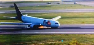 İstanbul Havalimanı’nda Fedex Havayolları’na ait kargo uçağının gövdesinin üzerine indiği an kamerada