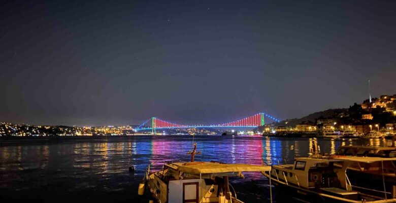 İstanbul’da köprüler Azerbaycan bayrağının renkleriyle aydınlatıldı