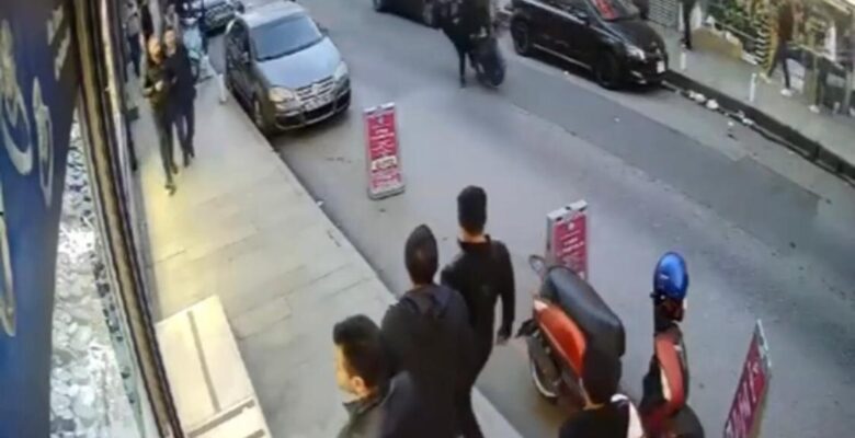 İstanbul’da tek tekerlek kazası kamerada: Scooterlı genç ve yaya kıl payı kurtuldu