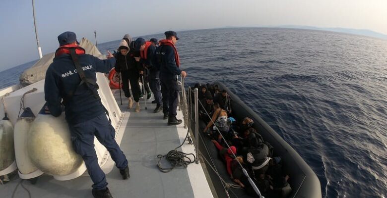 İzmir açıklarında 30 düzensiz göçmen yakalandı, 25’i çocuk 58 göçmen kurtarıldı