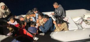 İzmir sularından, 24’ü çocuk 49 göçmen karaya çıkartıldı