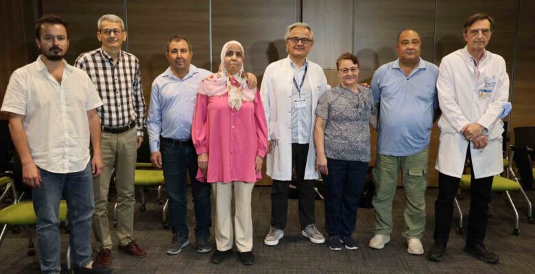 İzmir’de iki aile çapraz böbrek nakliyle hayata yeniden başladı