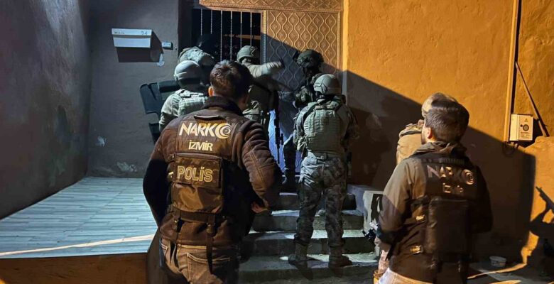 İzmir’de ünlü gece kulübüne uyuşturucu baskını: 3’ü polis 24 gözaltı