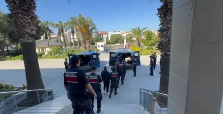 İzmir’de yakalanan 17 göçmen kaçakçılığı organizatörü tutuklandı