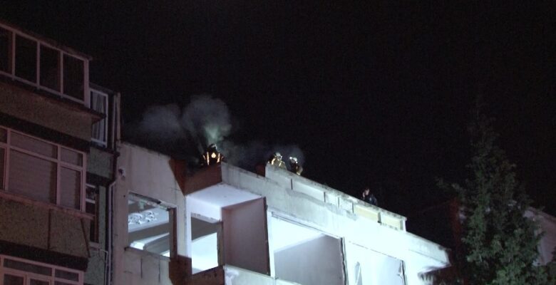 Kadıköy’de metruk binanın çatısı alev alev yandı