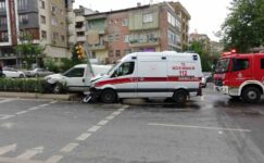Kartal’da ambulans ile hafif ticari araç çarpıştı: 4 yaralı