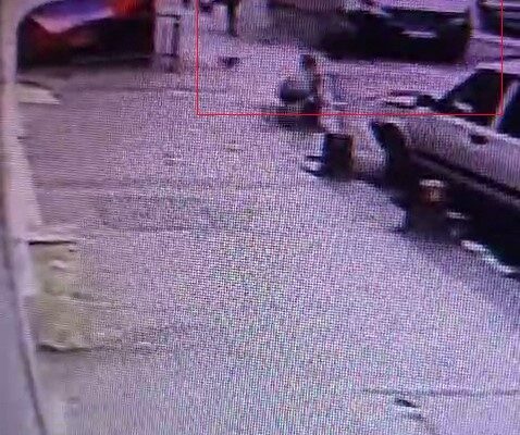 Kaza yapan sürücü hıncını yanındaki kadından çıkardı: O anlar kamerada