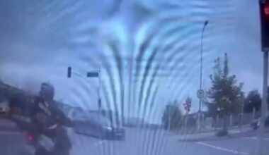 Kırmızı ışıkta geçen motosiklet sürücü otomobile çarptı, o anlar kamerada