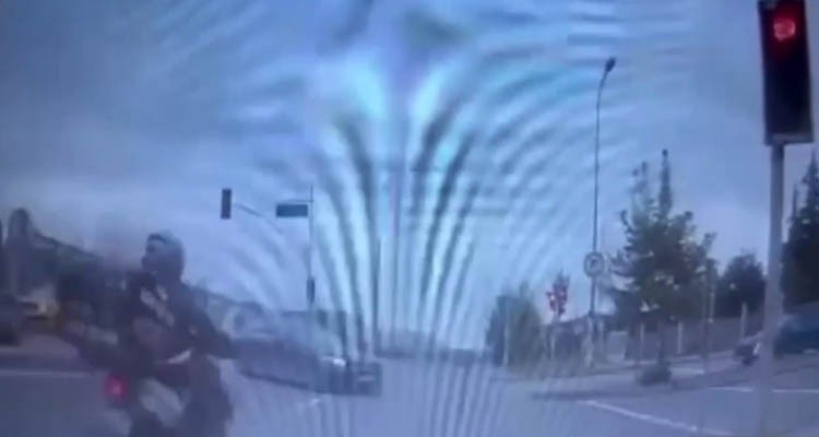 Kırmızı ışıkta geçen motosiklet sürücü otomobile çarptı, o anlar kamerada