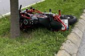 Küçükçekmece’de korkunç kaza, ağaca çarpan motosiklet sürücüsü feci şekilde can verdi