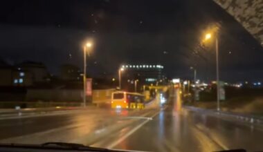 Maltepe’de faciadan dönüldü: Motosikletli otobüsün altında kalmaktan son anda kurtuldu