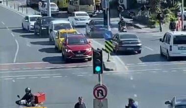 Sarıyer’de “insanlık ölmemiş” dedirten görüntü kamerada: Trafiğin ortasında kalan tekerlekli sandalyeli adamın yardımına koştu