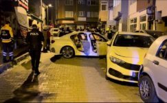 Sarıyer’de uygulamadan kaçan otomobil sürücüsü, park halindeki araçlara çarptı: 2 yaralı