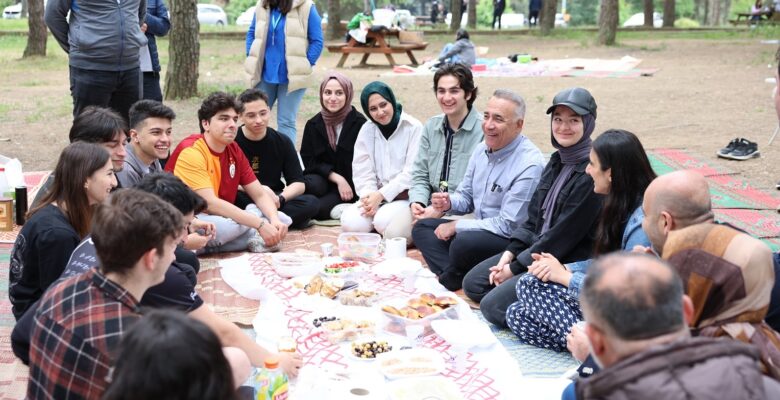 Sultangazi Belediyesi Eğitime Destek Akademisi’nden gençlere motivasyon pikniği