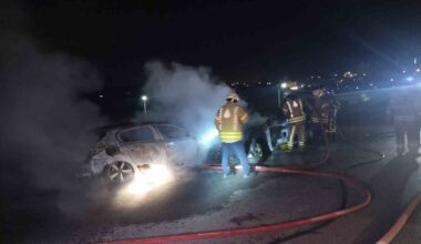 Ters yönde giden otomobil ile ticari taksi çarpışarak alev alev yandı: 2 yaralı