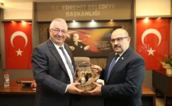 Vali Ustaoğlu, Edremit Belediyesi’ni ziyaret etti