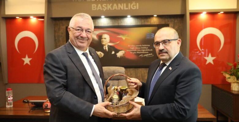 Vali Ustaoğlu, Edremit Belediyesi’ni ziyaret etti