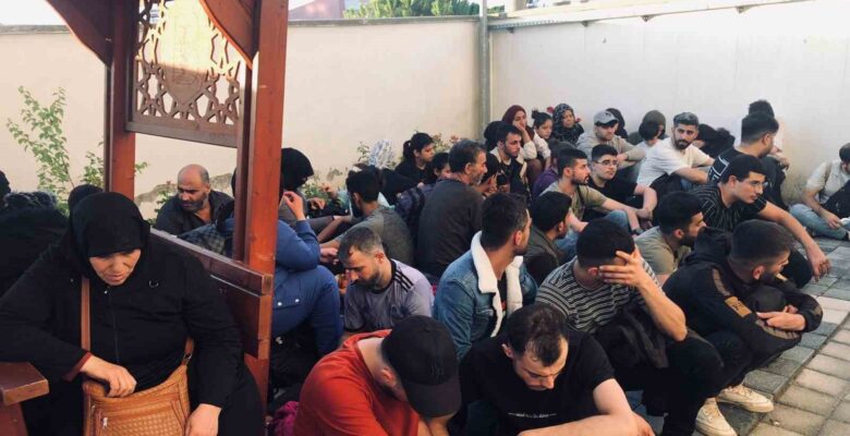 75 düzensiz göçmen Ayvalık polisinden kaçamadı