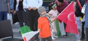 Arnavutköy’de Filistin’e Destek Mitingi’nde çocuklar gözyaşlarına hakim olamadı