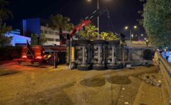 İzmir’de lastikleri patlayan hafriyat kamyonunun dorsesi devrildi