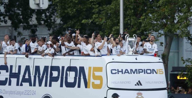 Real Madrid, Şampiyonlar Ligi kupasıyla şehir turu attı